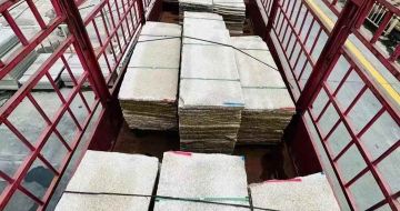 曲靖 黄金麻花岗岩荔枝面，光面毛板装车完成