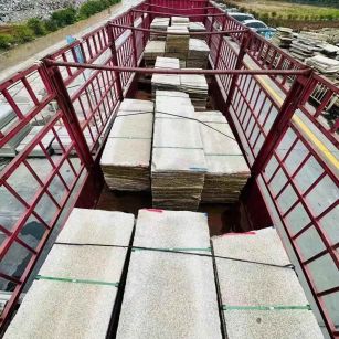 曲靖 黄金麻花岗岩荔枝面，光面毛板装车完成