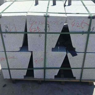 曲靖 芝麻白异形坐凳，石凳