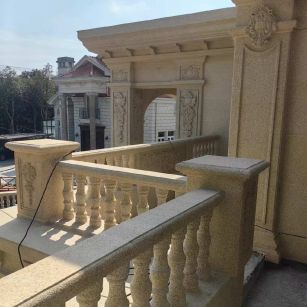 曲靖 黄金麻别墅外墙干挂雕花配合阳台栏杆花瓶柱