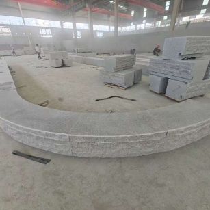 曲靖 芝麻白异形坐凳，自然面光面弧形加工