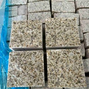 曲靖 黄金麻花岗岩自然面小方块，弹石，马蹄石等