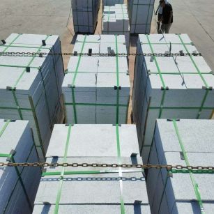 曲靖 芝麻白花岗岩5公分地铺石 花岗岩厂家工厂装车日常