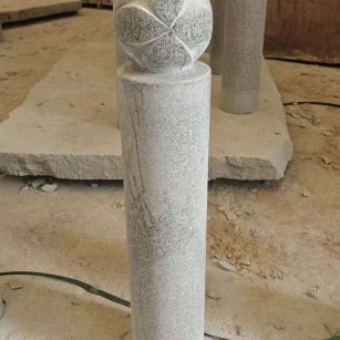 曲靖 芝麻白花岗岩石材挡车石柱、停车柱、圆柱挡车柱、方柱挡车柱等