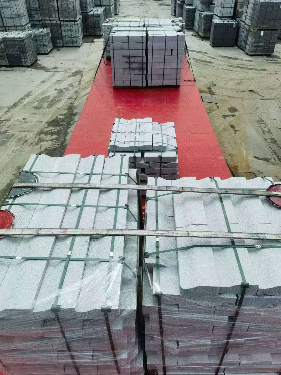 曲靖 芝麻白仿形加直形路沿石出货日常