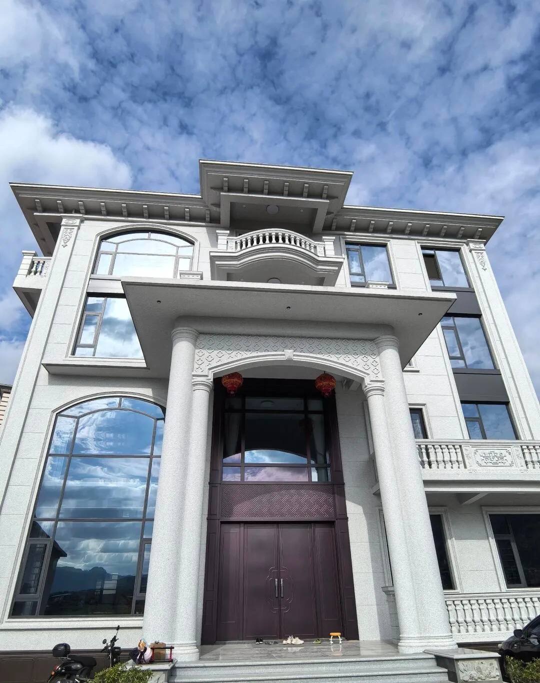 曲靖白麻别墅外墙干挂石材效果示例