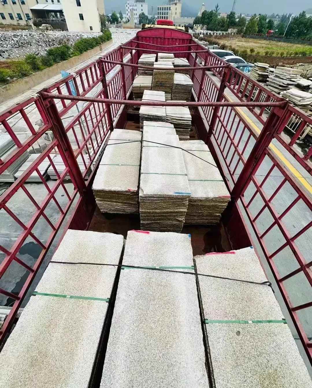 曲靖 黄金麻花岗岩荔枝面，光面毛板装车完成