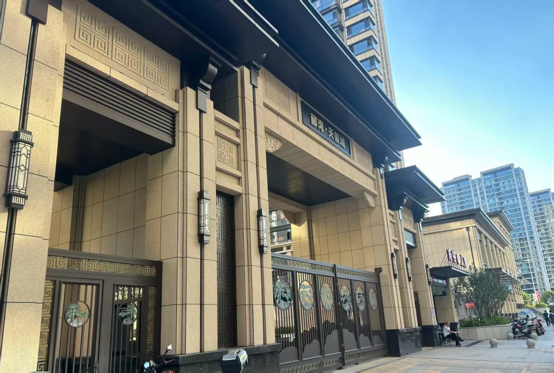 曲靖 黄金麻花岗岩荔枝面小区门楼外墙干挂