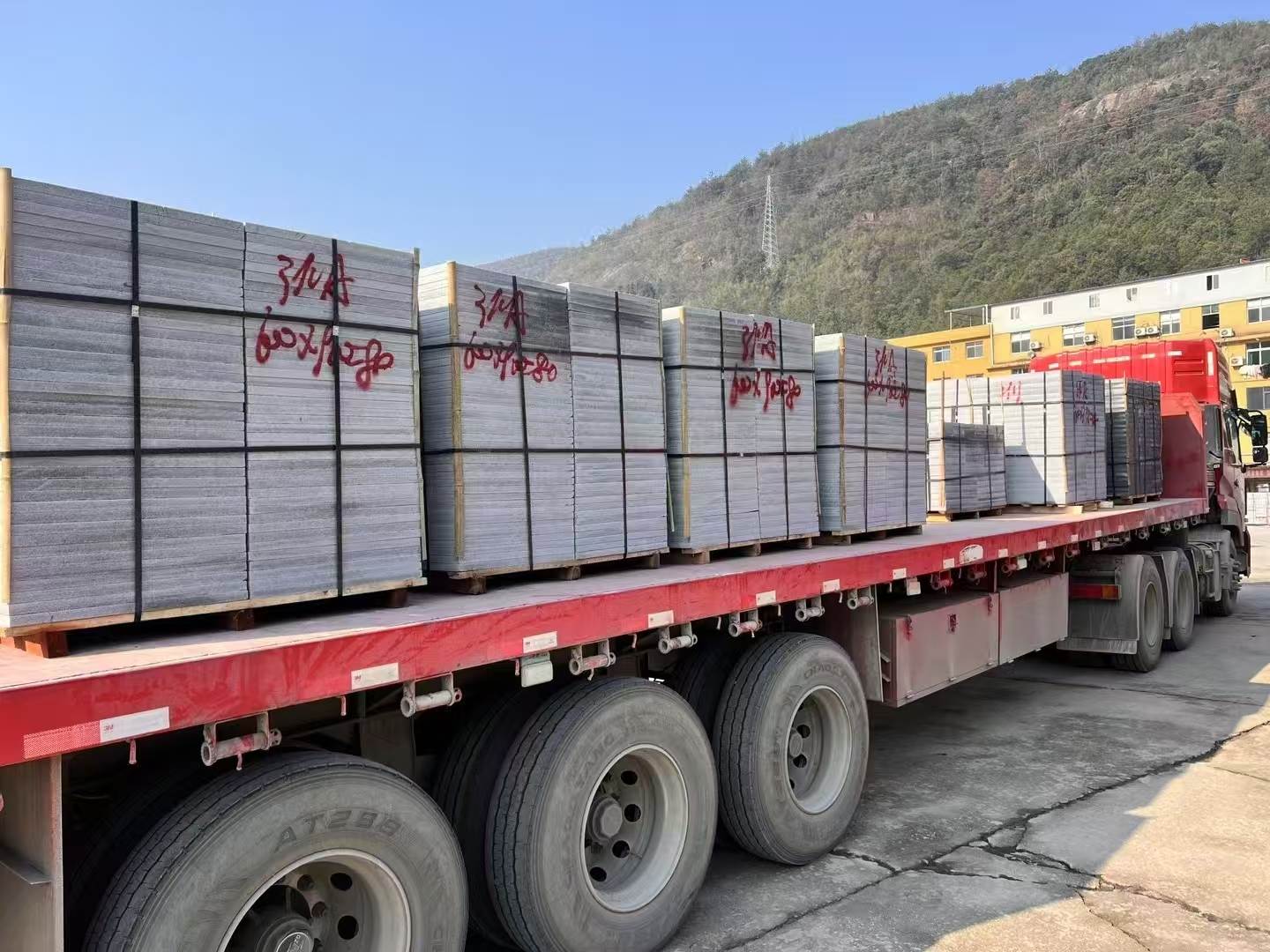 曲靖 芝麻灰地铺石出货日常