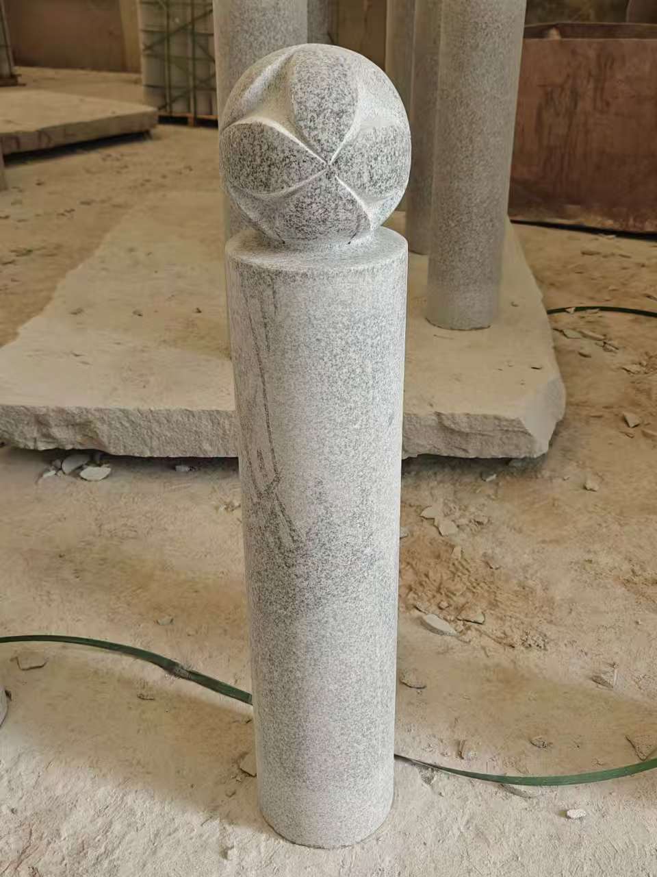 曲靖 芝麻白花岗岩石材挡车石柱、停车柱、圆柱挡车柱、方柱挡车柱等