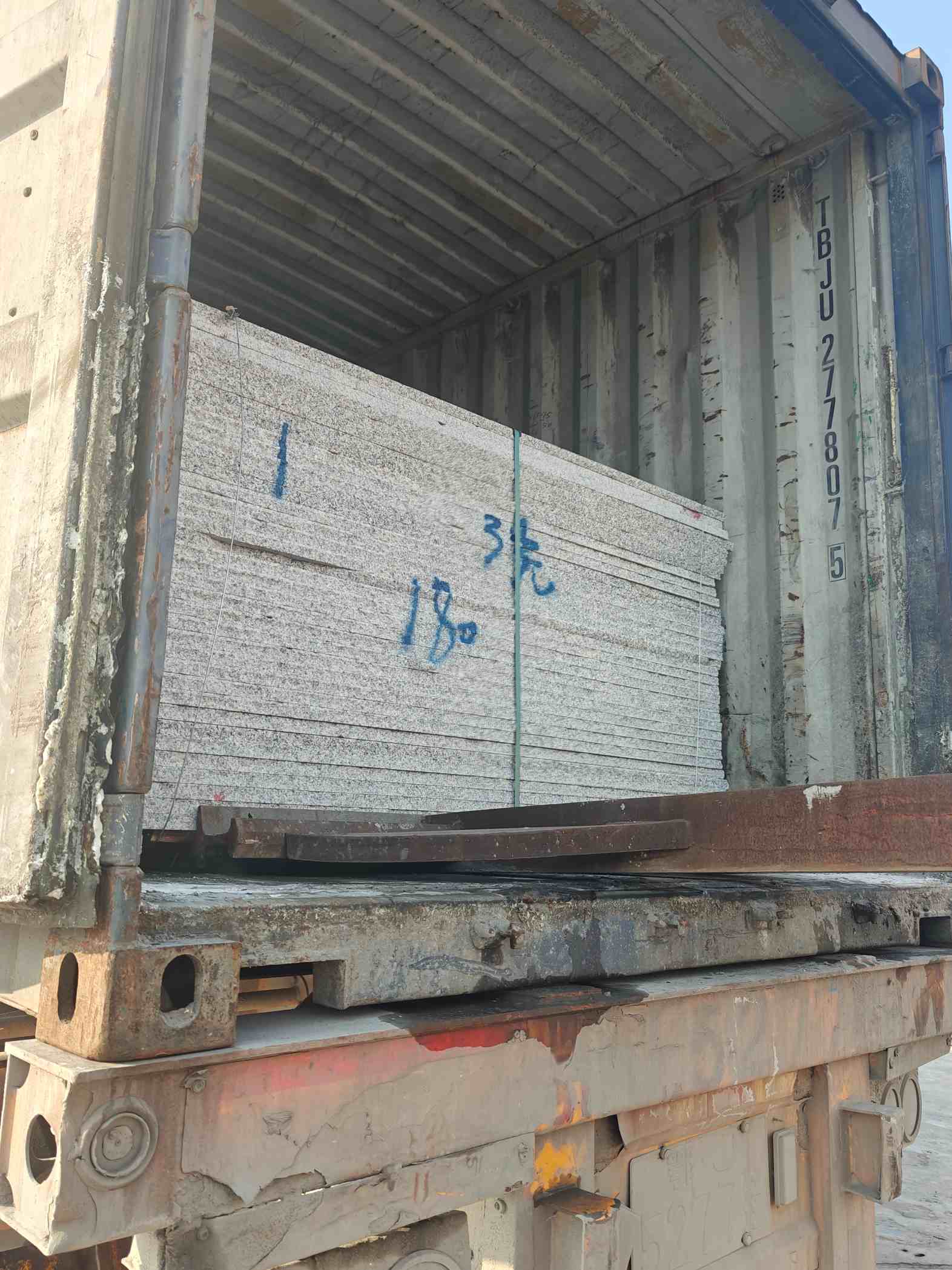 曲靖 芝麻白花岗岩石材3.0公分光面毛板装柜出货