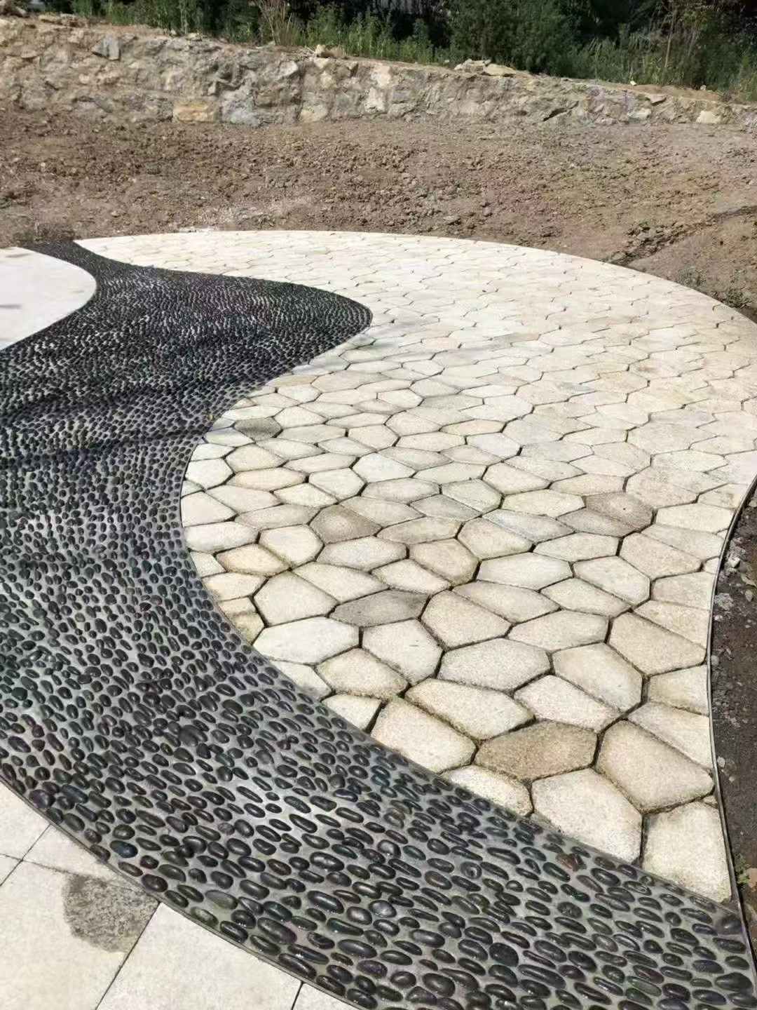 曲靖 黄金麻冰裂纹地铺石工地铺装案例