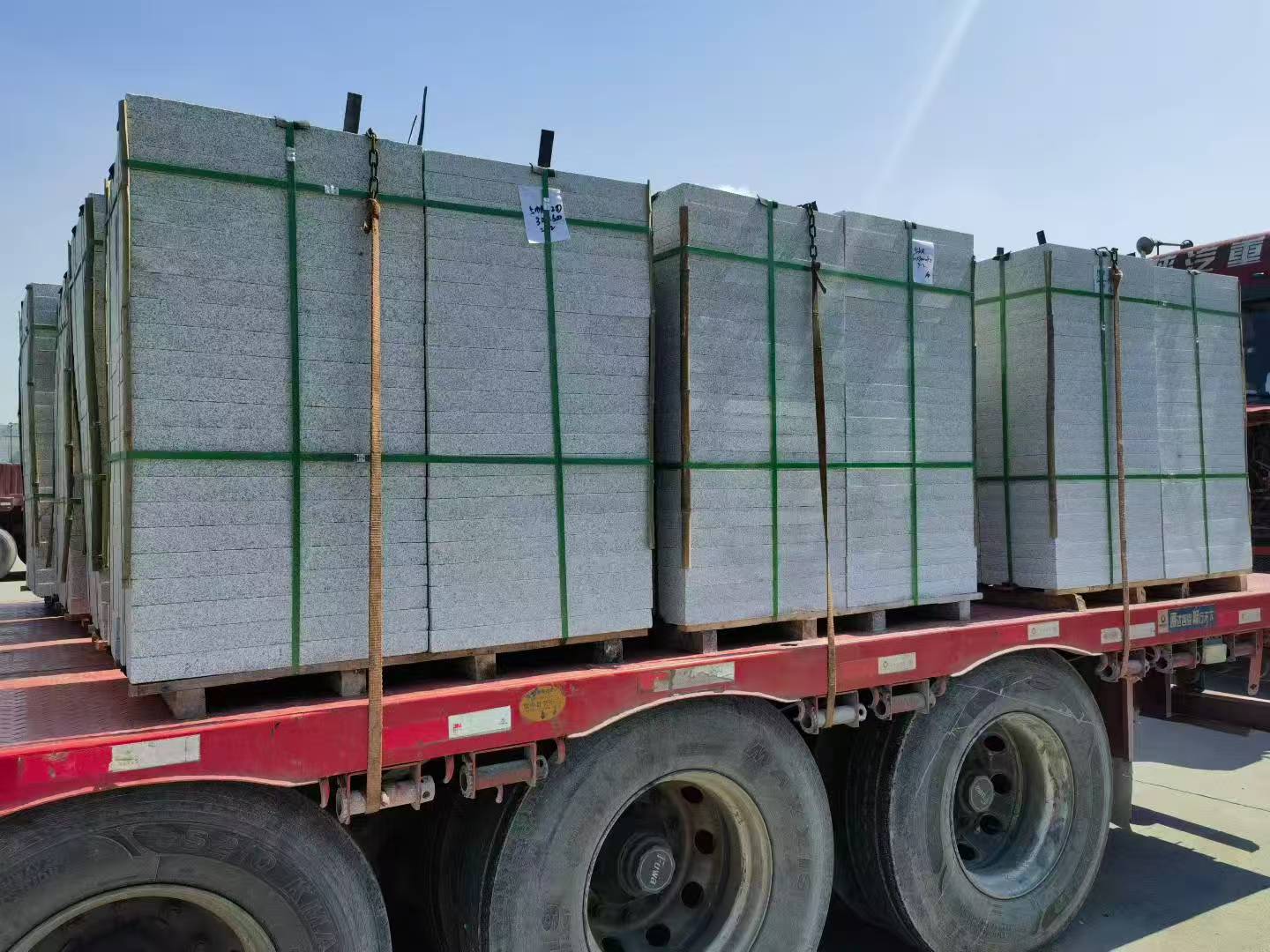 曲靖芝麻白花岗岩出货日常地铺石