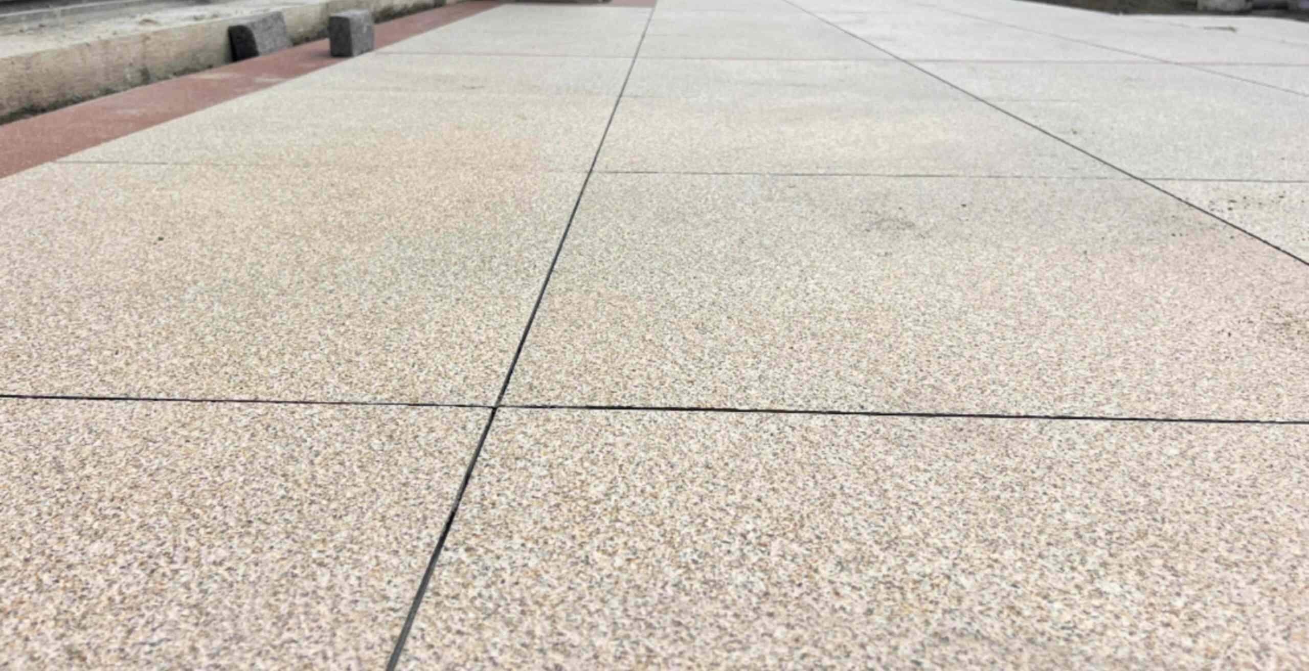 曲靖 黄金麻花岗岩石板材荔枝面地面铺装效果