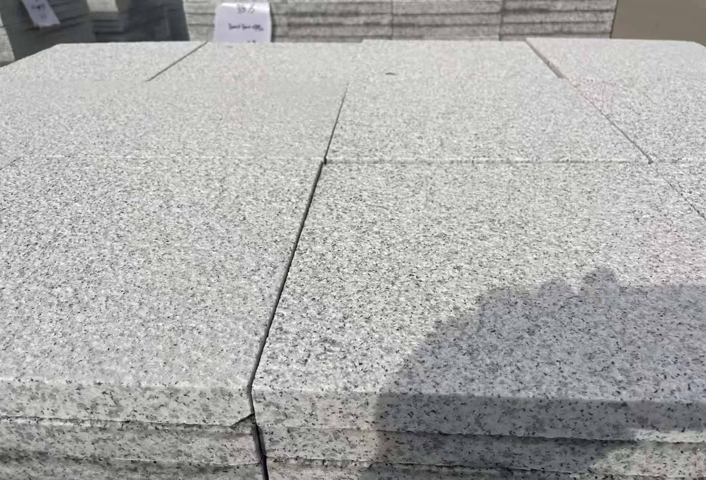 曲靖 白麻花岗岩石材推荐 荔枝面地铺石