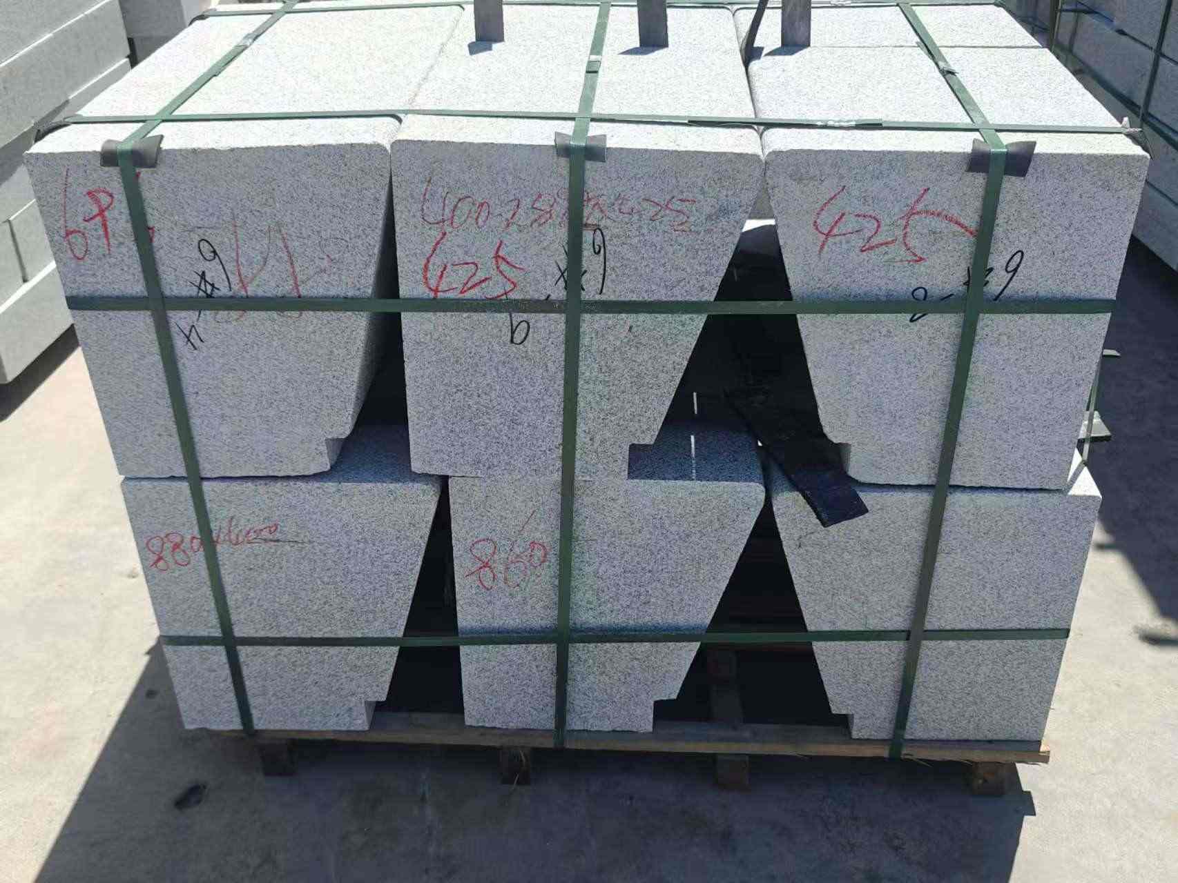 曲靖 芝麻白异形坐凳，石凳