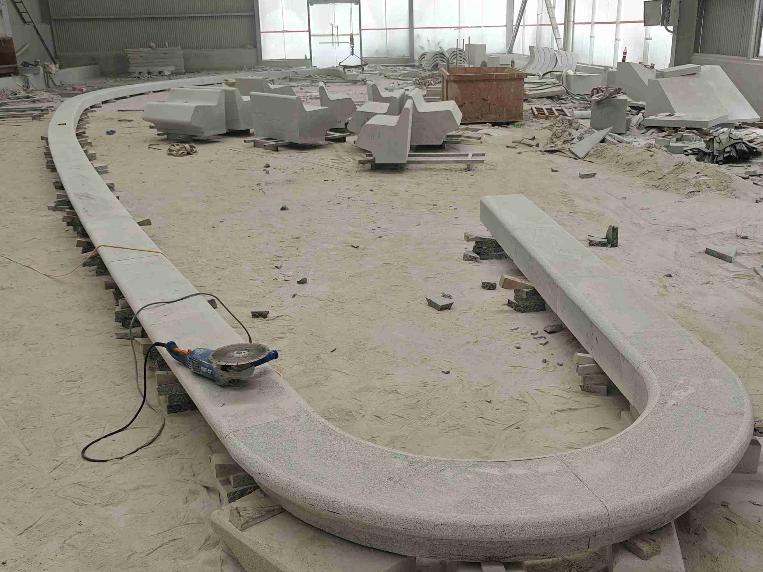 曲靖 芝麻白花岗岩弧形花坛石，坐凳石