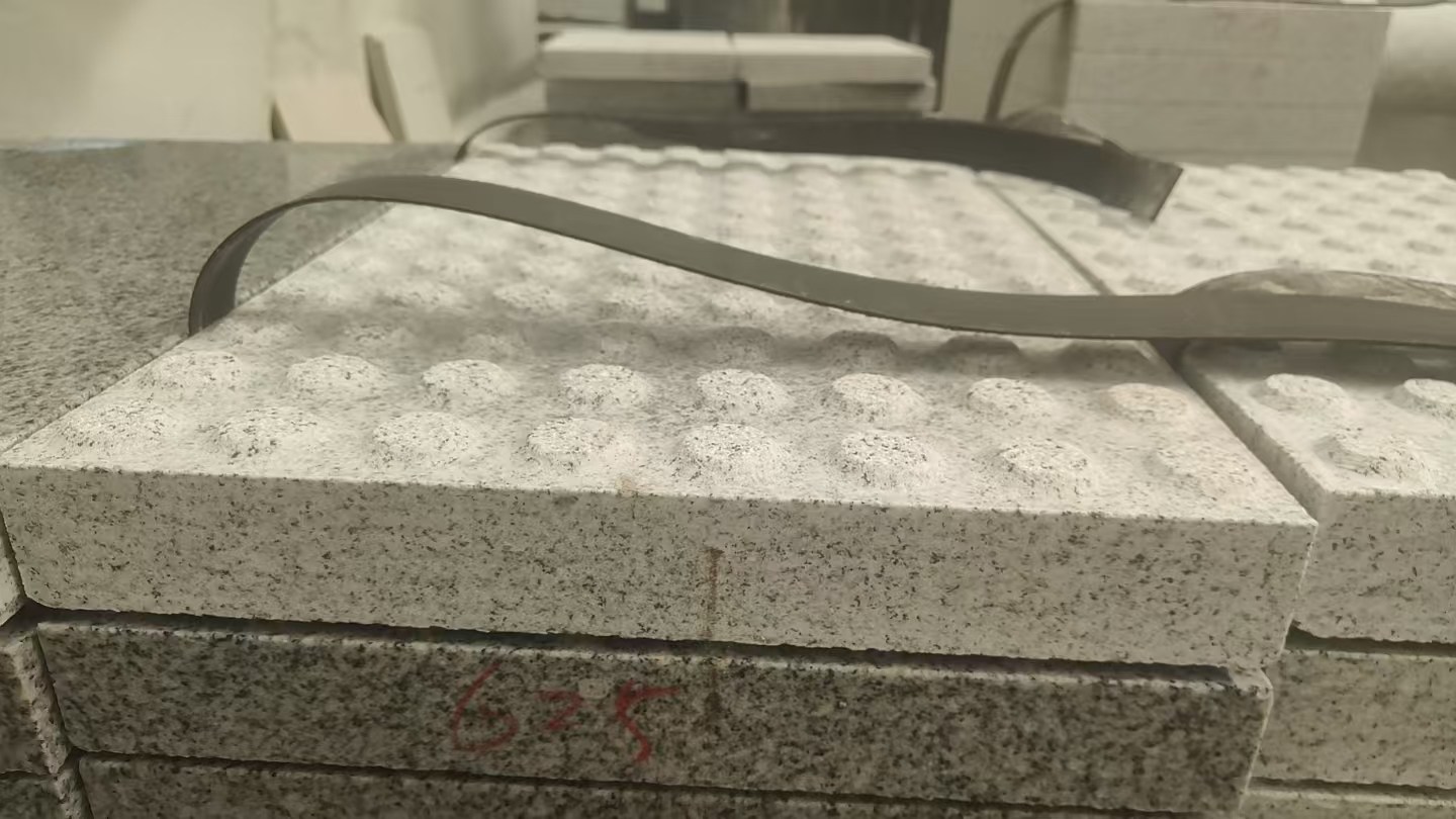 曲靖 芝麻白花岗岩6.0公分荔枝面五轴加工雕刻盲点