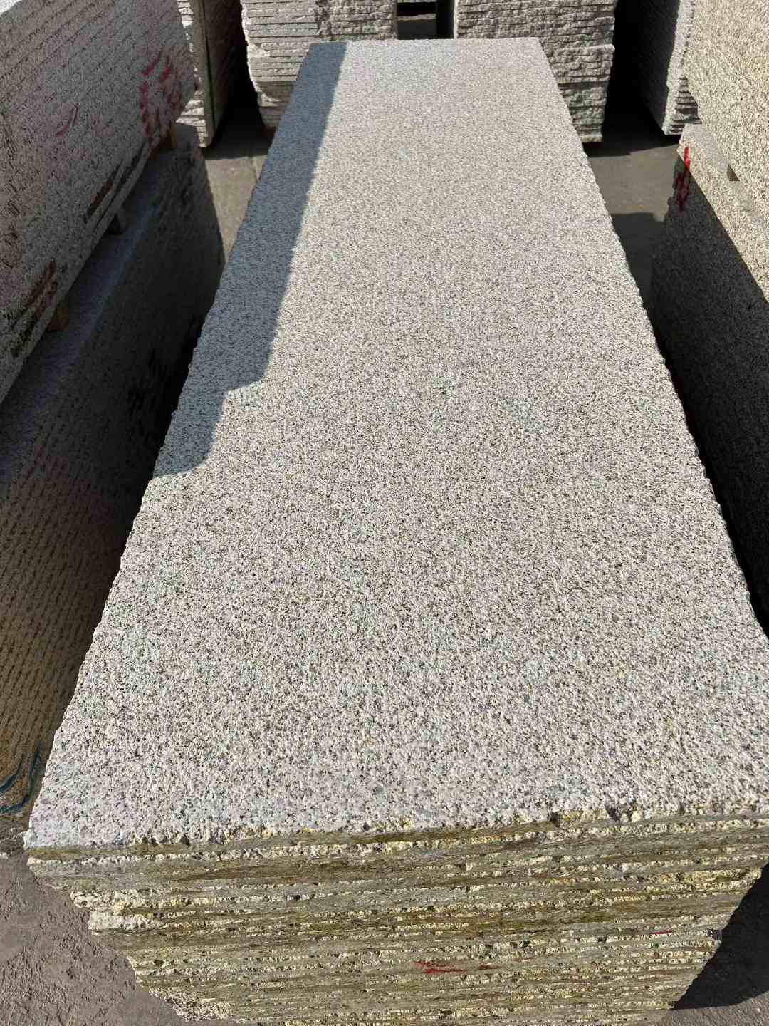 曲靖 黄金麻花岗岩荔枝面毛板，半成品