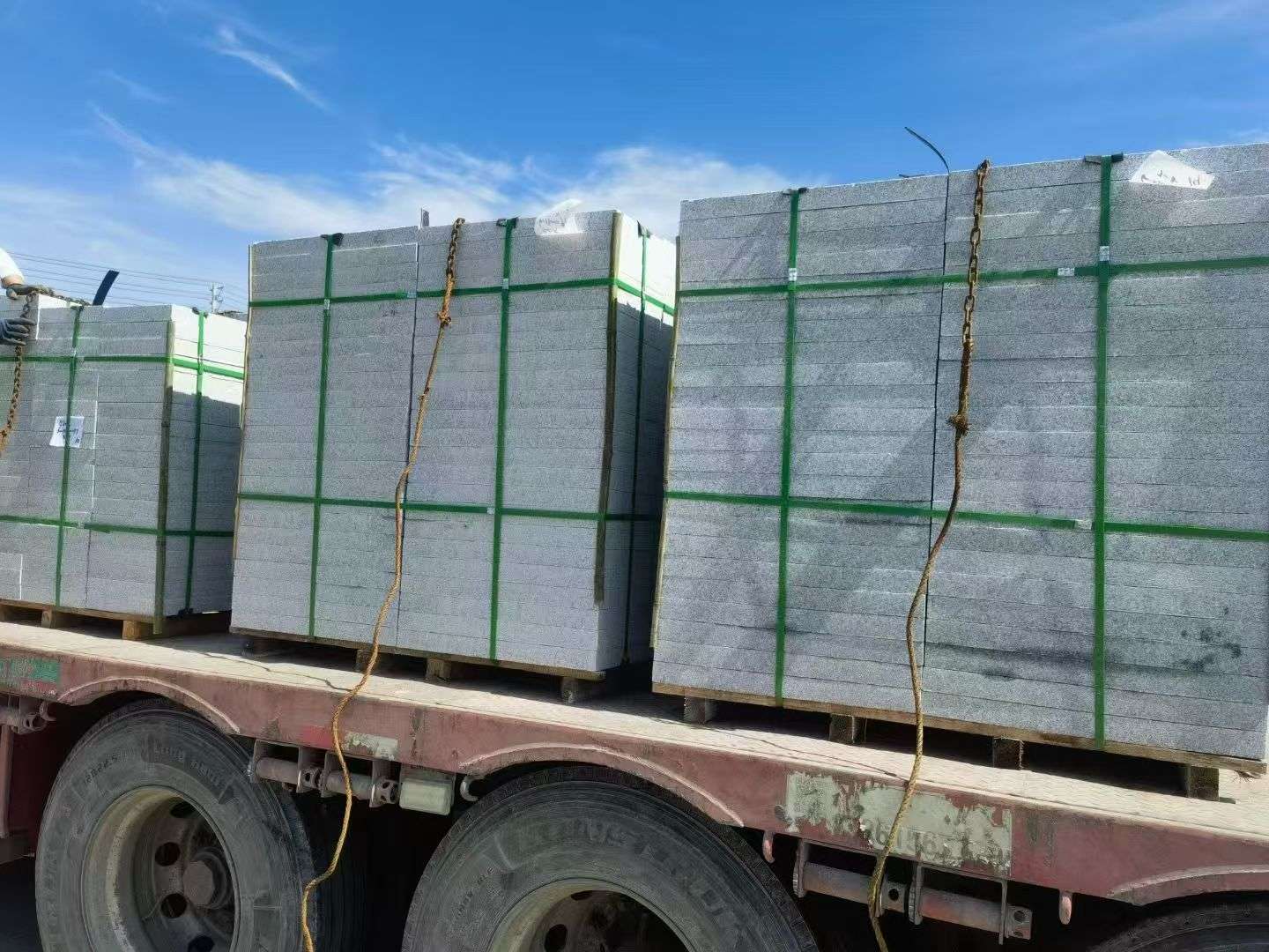 曲靖 芝麻白花岗岩地铺石装车日常