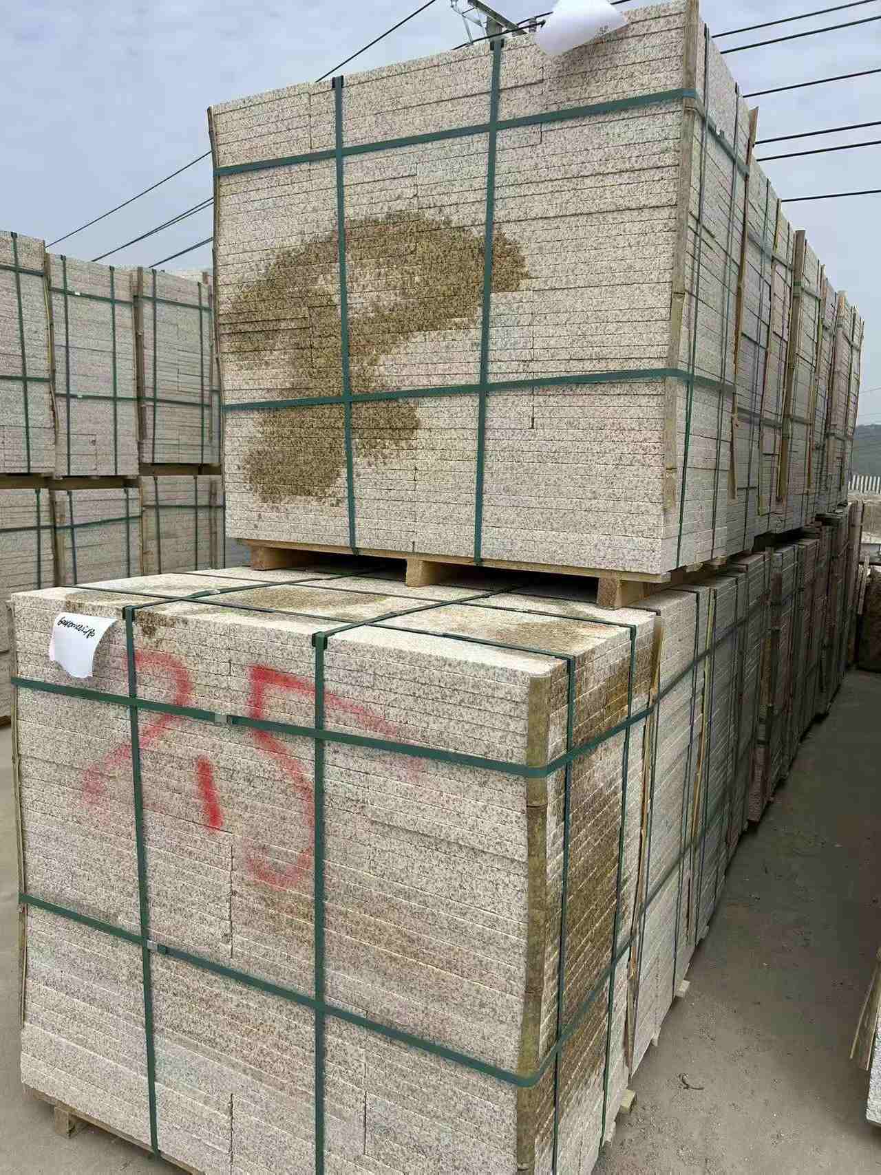 曲靖 黄金麻花岗岩石材荔枝面地铺石2.5*300*600