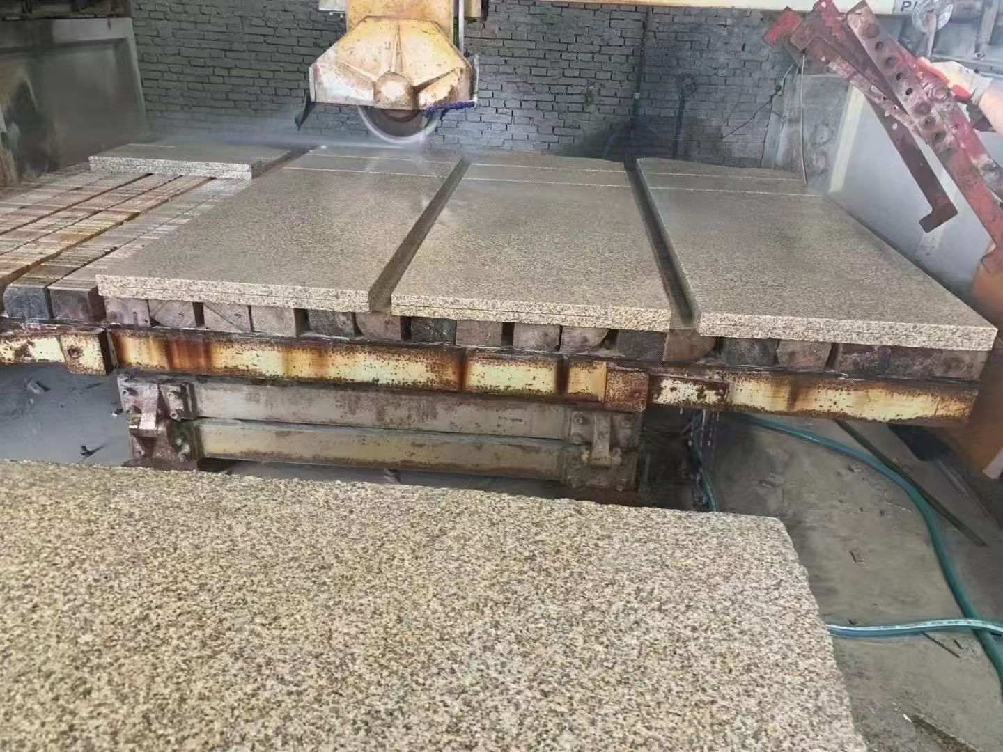 曲靖 黄金麻荔枝面成品板加工