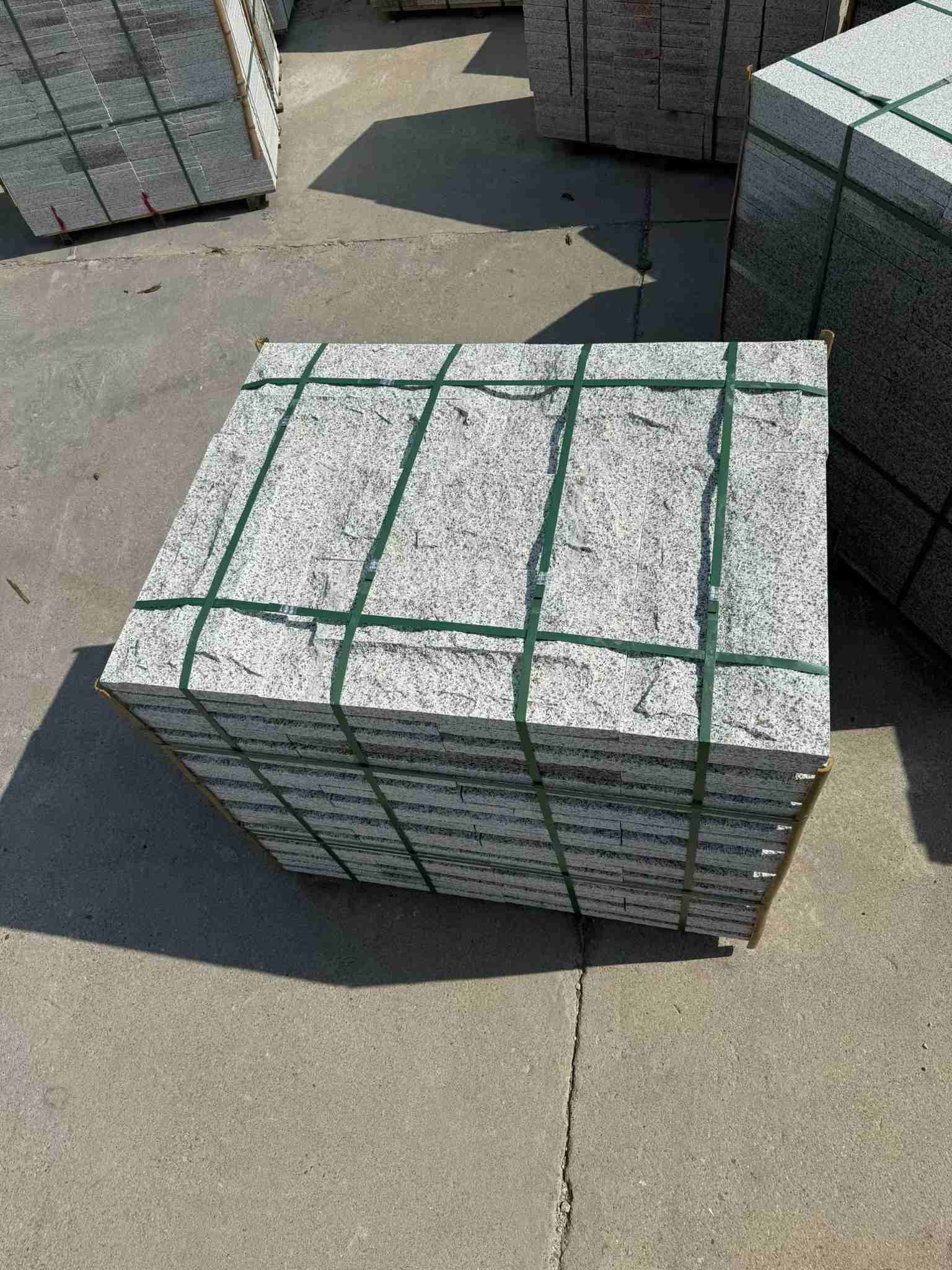 曲靖 白麻花岗岩石材自然面蘑菇石成品