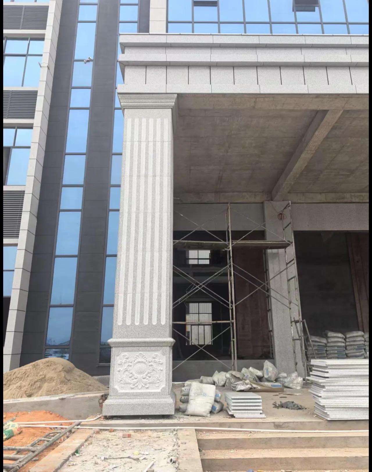 曲靖 芝麻白光面花岗岩门楼大柱（罗马柱）配雕花底座