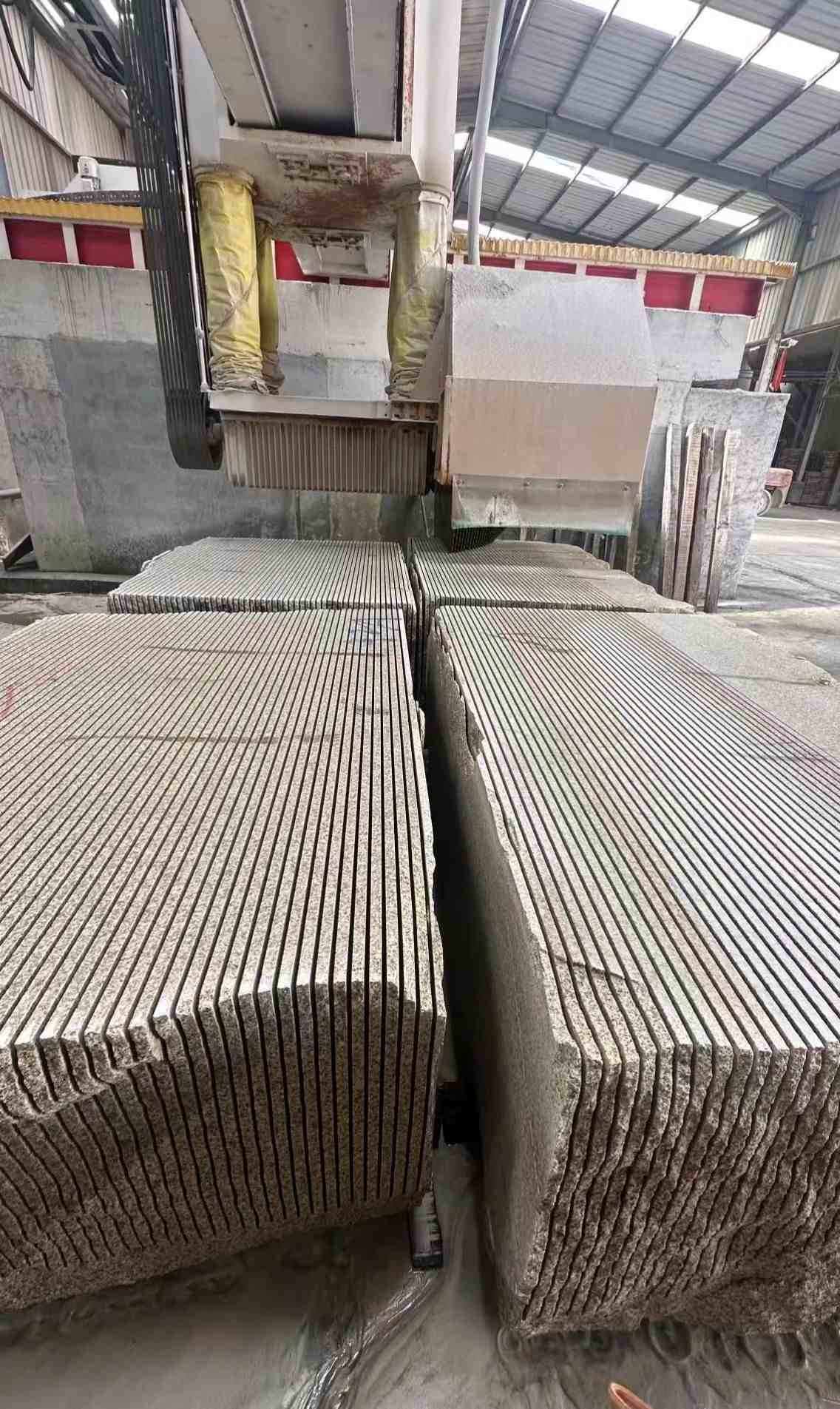 曲靖 车间生产日常，黄金麻白麻花岗岩