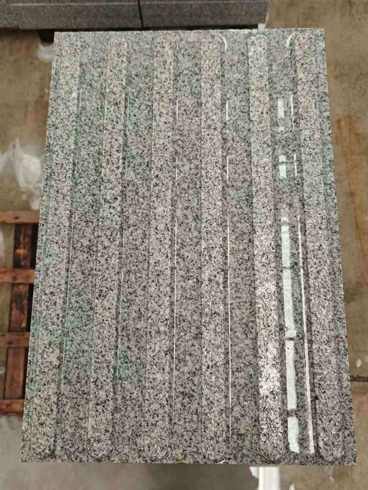 曲靖 芝麻白花岗岩荔枝面雕刻盲道，盲条