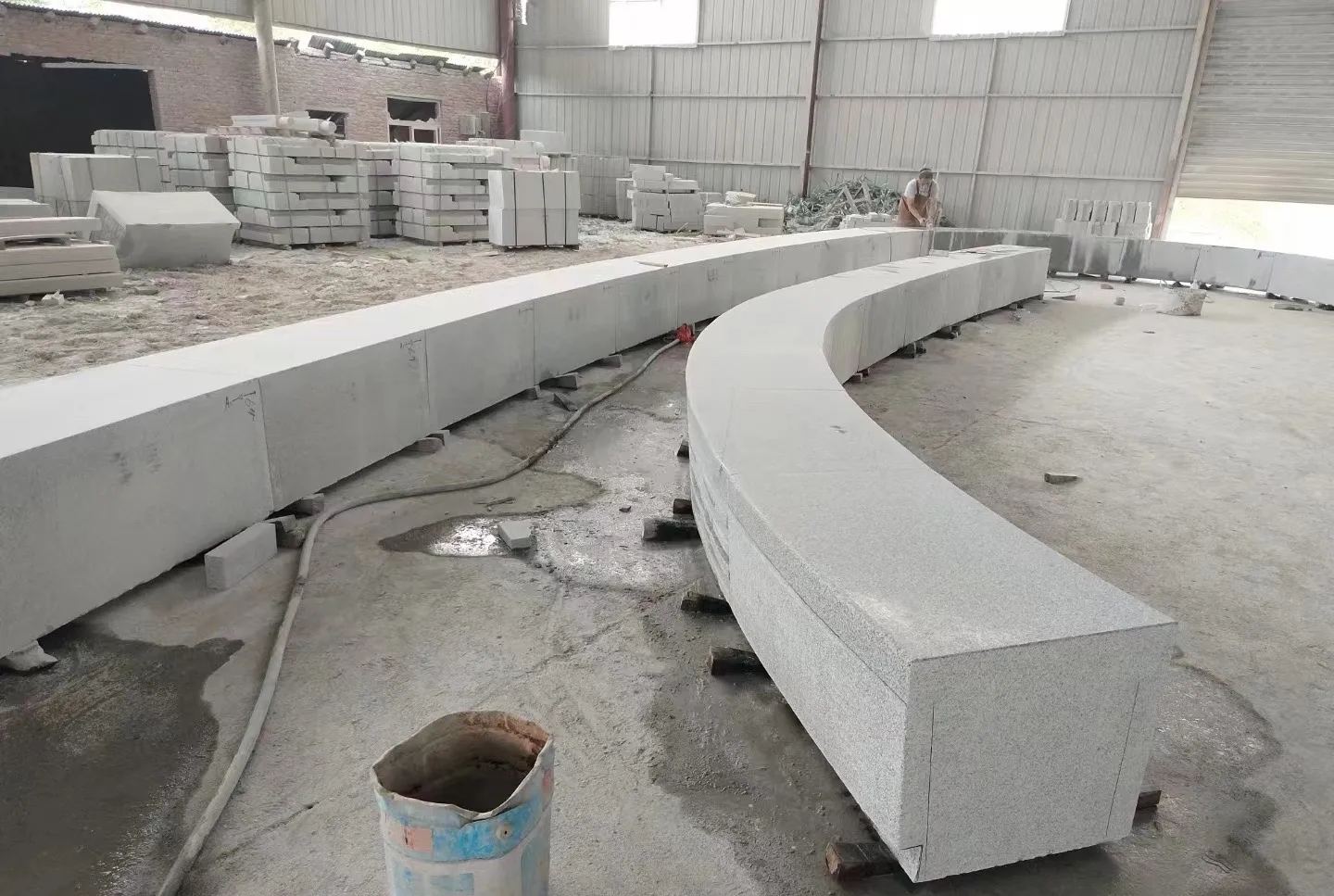 曲靖芝麻白花岗岩石板材 园林光面弧形坐凳