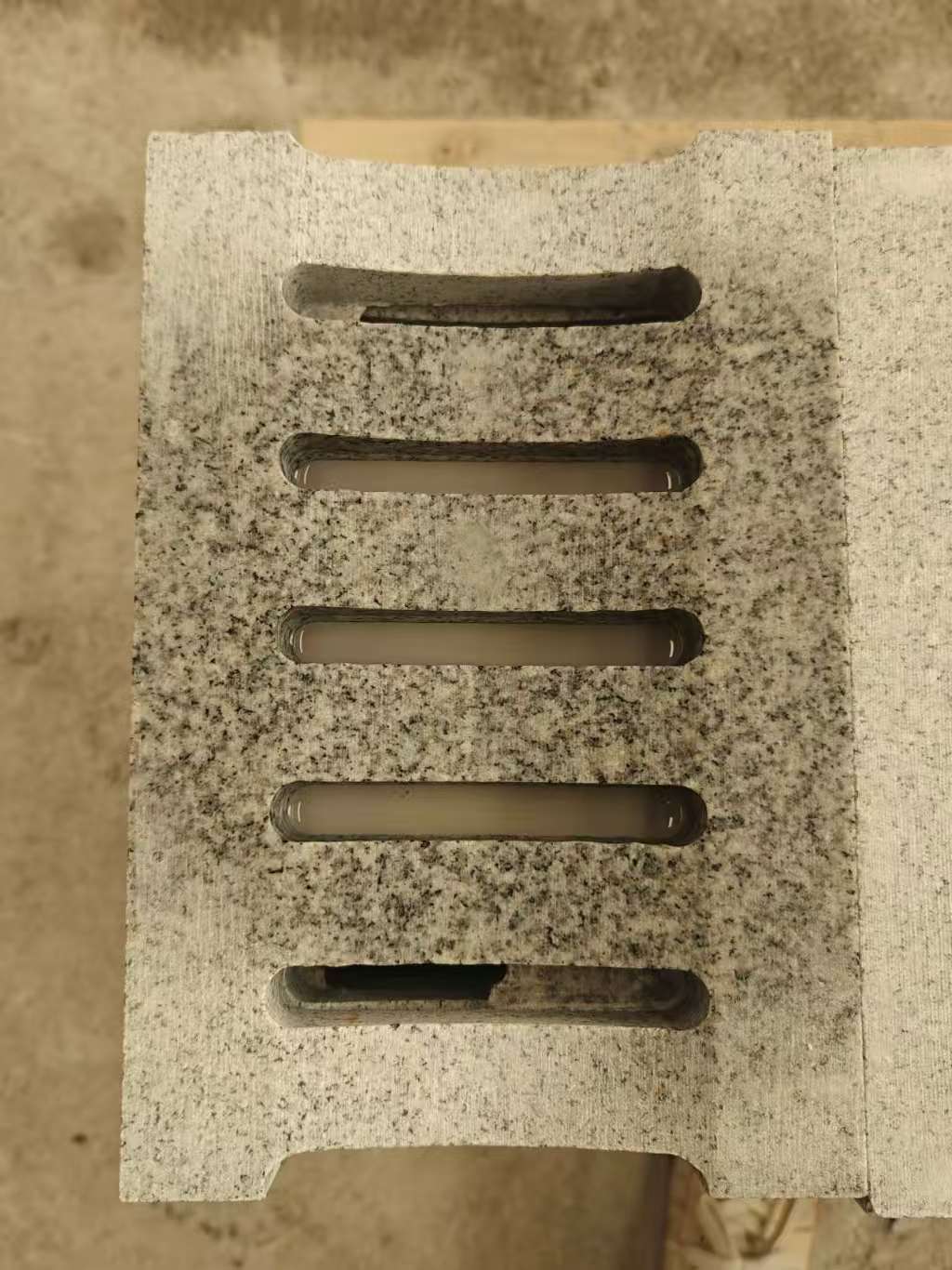 曲靖 芝麻白拉丝面花岗岩U型开槽排水槽