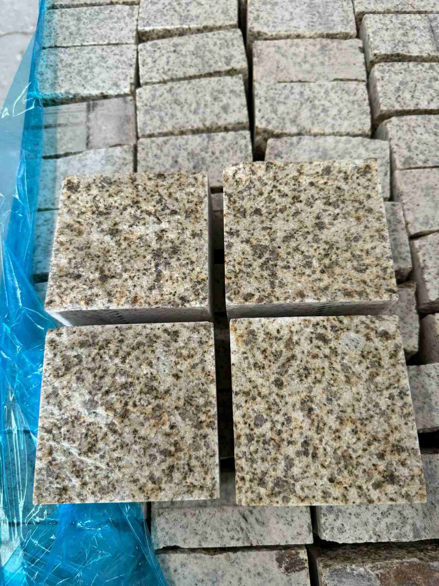 曲靖 黄金麻花岗岩自然面小方块，弹石，马蹄石等