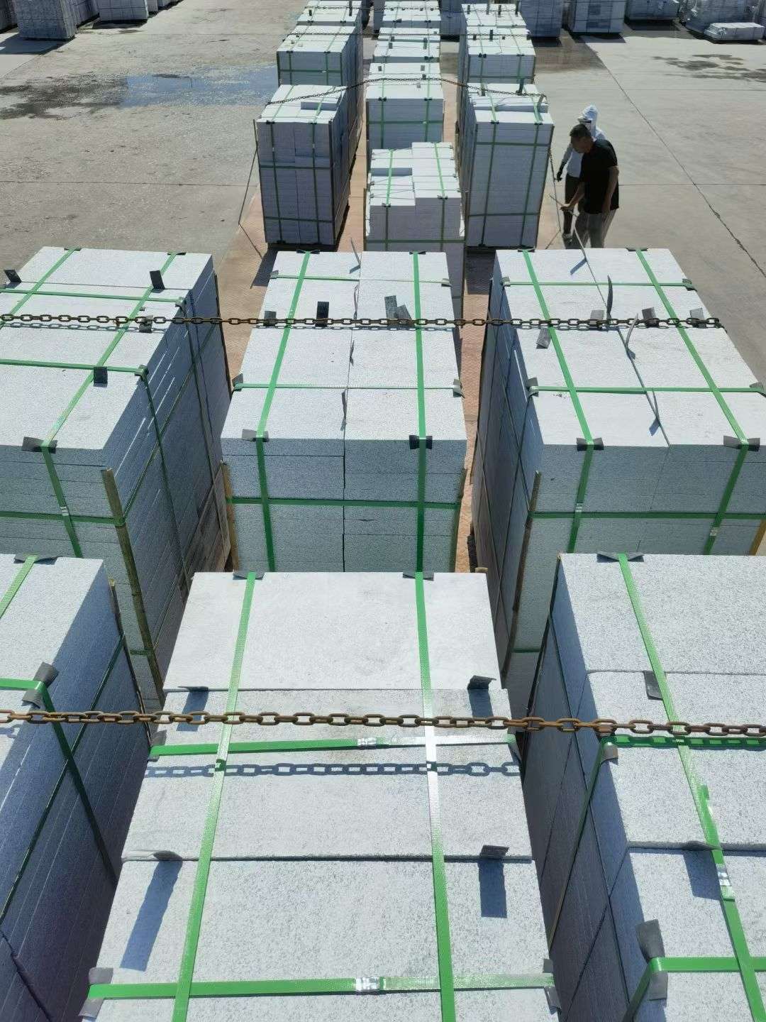 曲靖 芝麻白花岗岩5公分地铺石 花岗岩厂家工厂装车日常