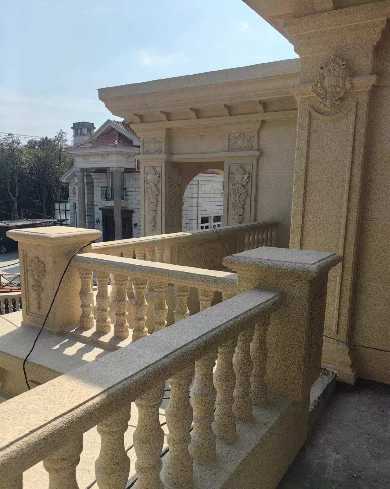 曲靖 黄金麻别墅外墙干挂雕花配合阳台栏杆花瓶柱