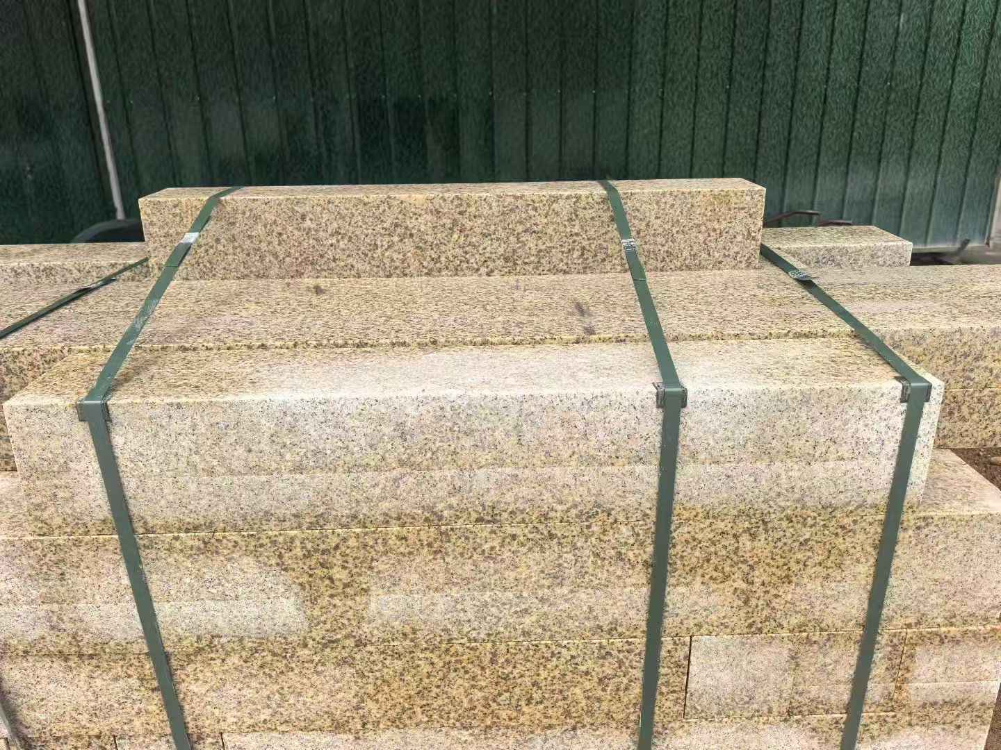 曲靖 黄金麻花岗岩石材机切面栏杆料半成品