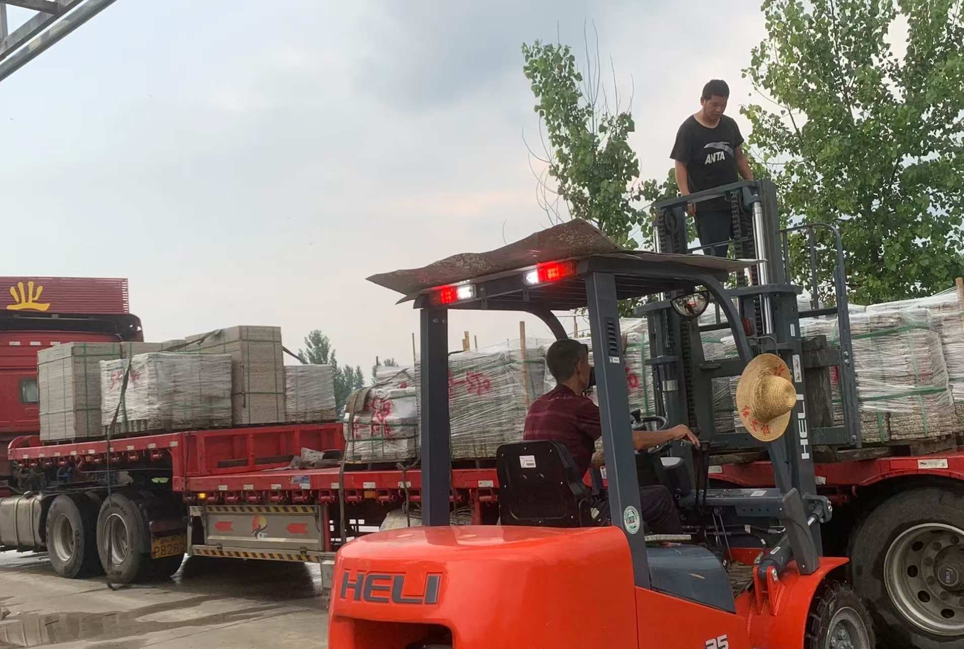 曲靖 黄金麻冰裂纹，地铺石装车