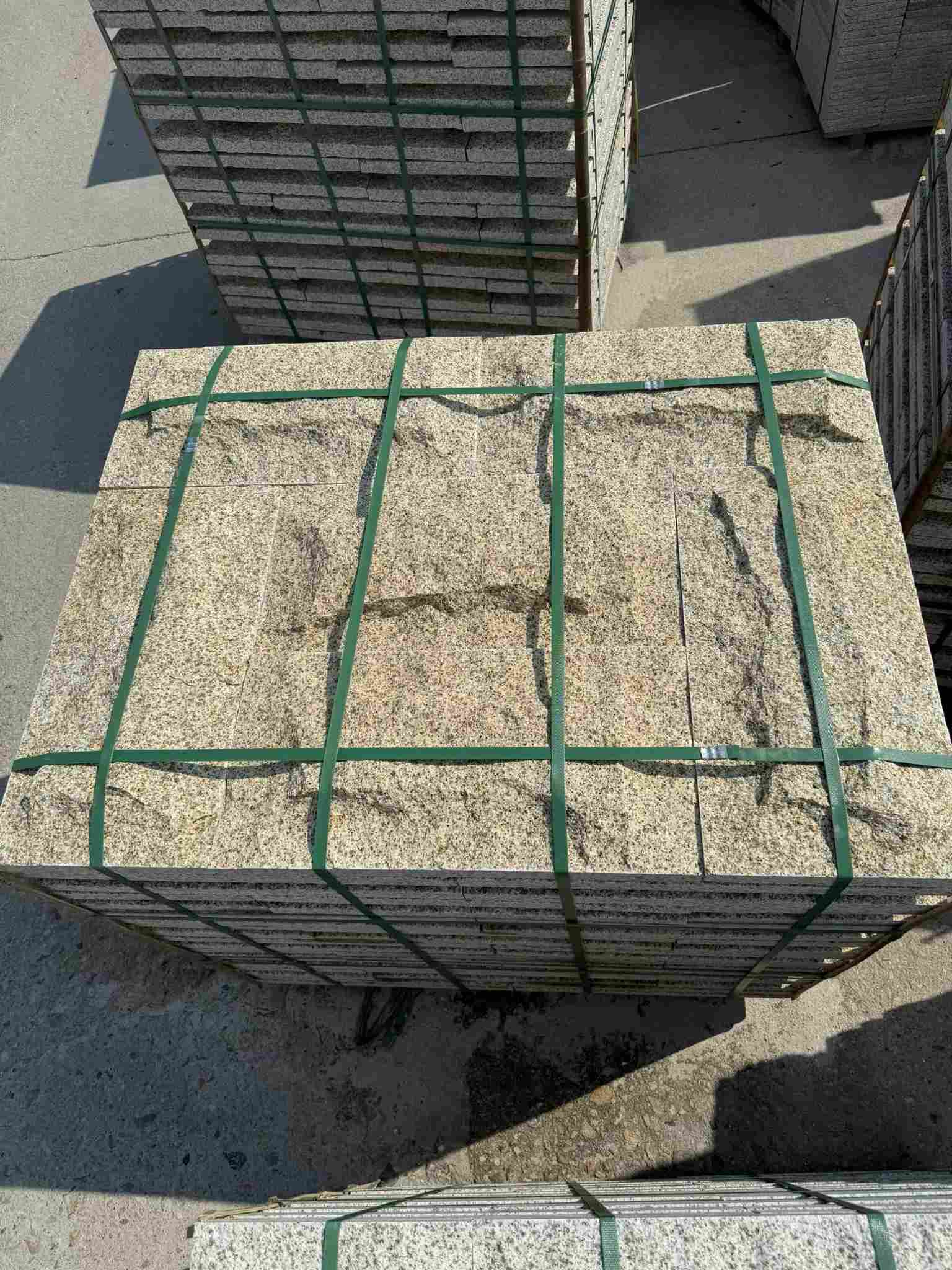 曲靖 黄金麻花岗岩石材自然面蘑菇石成品