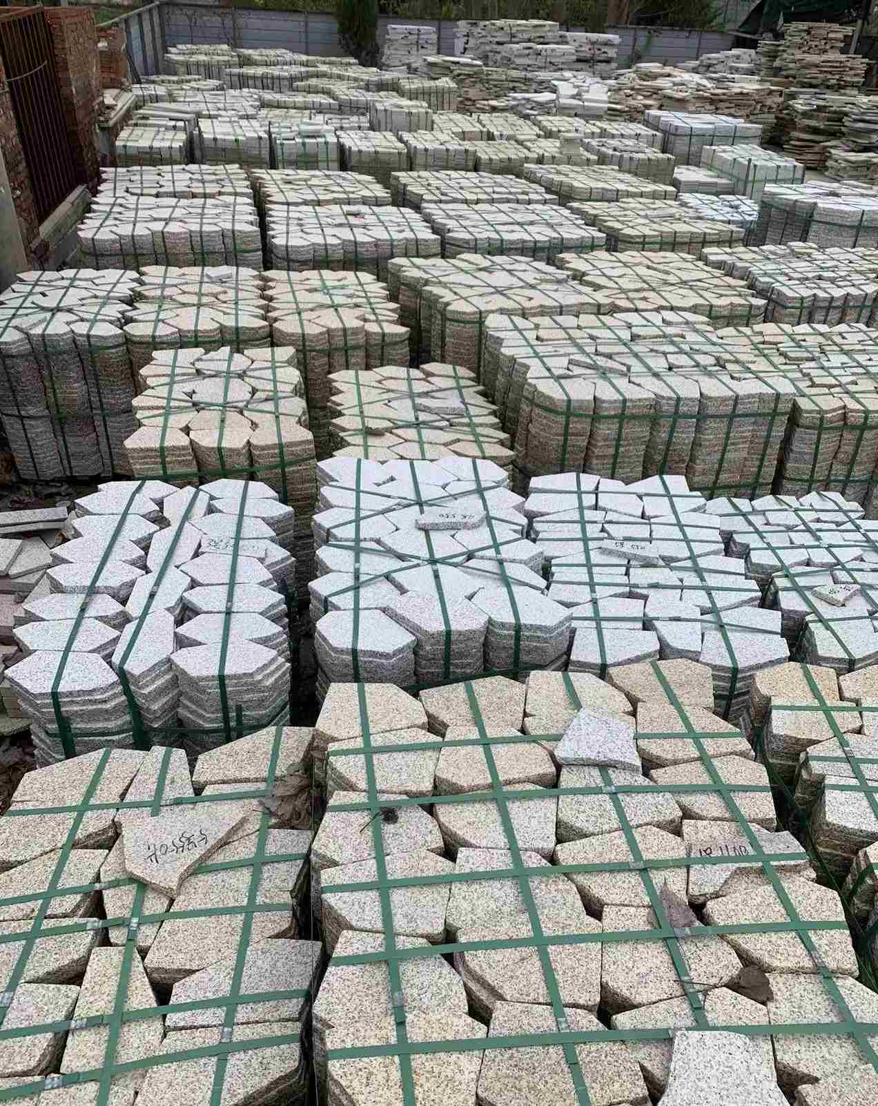 曲靖 黄金麻白麻花岗岩荔枝面地铺石(冰裂纹)