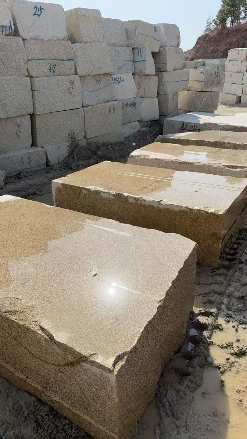 曲靖 黄金麻方料堆场洗料分选中，原材料充足