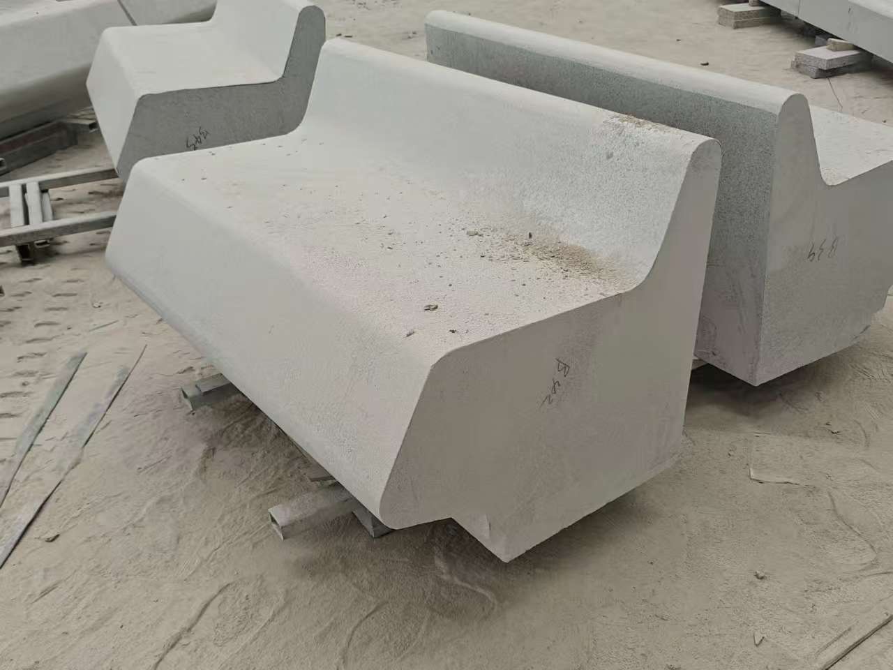 曲靖 芝麻白花岗岩异形坐凳，石凳