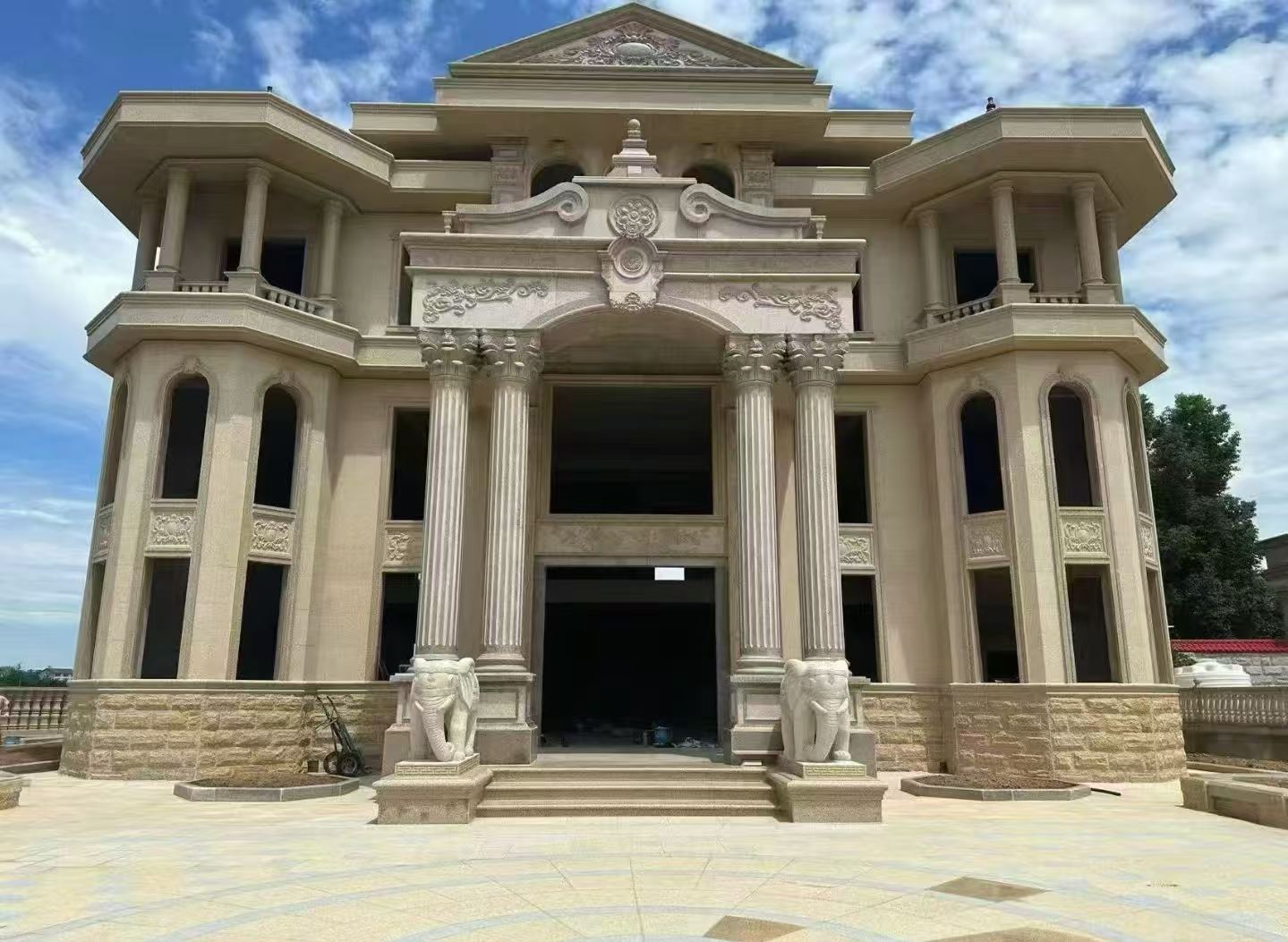 曲靖 黄金麻别墅外墙干挂，大柱，大象，蘑菇石，雕花板