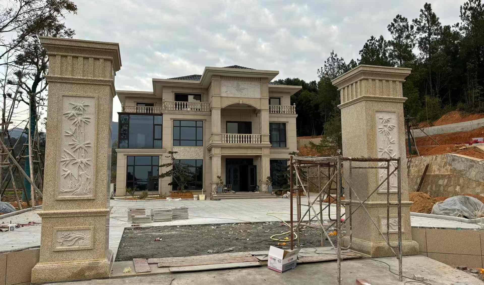 曲靖 黄金麻花岗岩别墅雕花外墙干挂配上门口雕花罗马柱