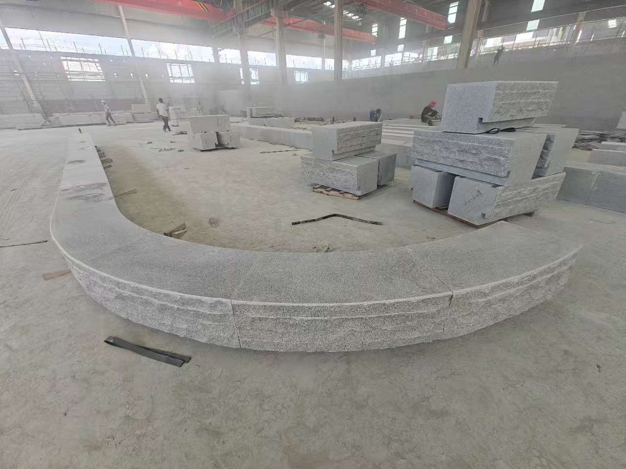 曲靖 芝麻白异形坐凳，自然面光面弧形加工