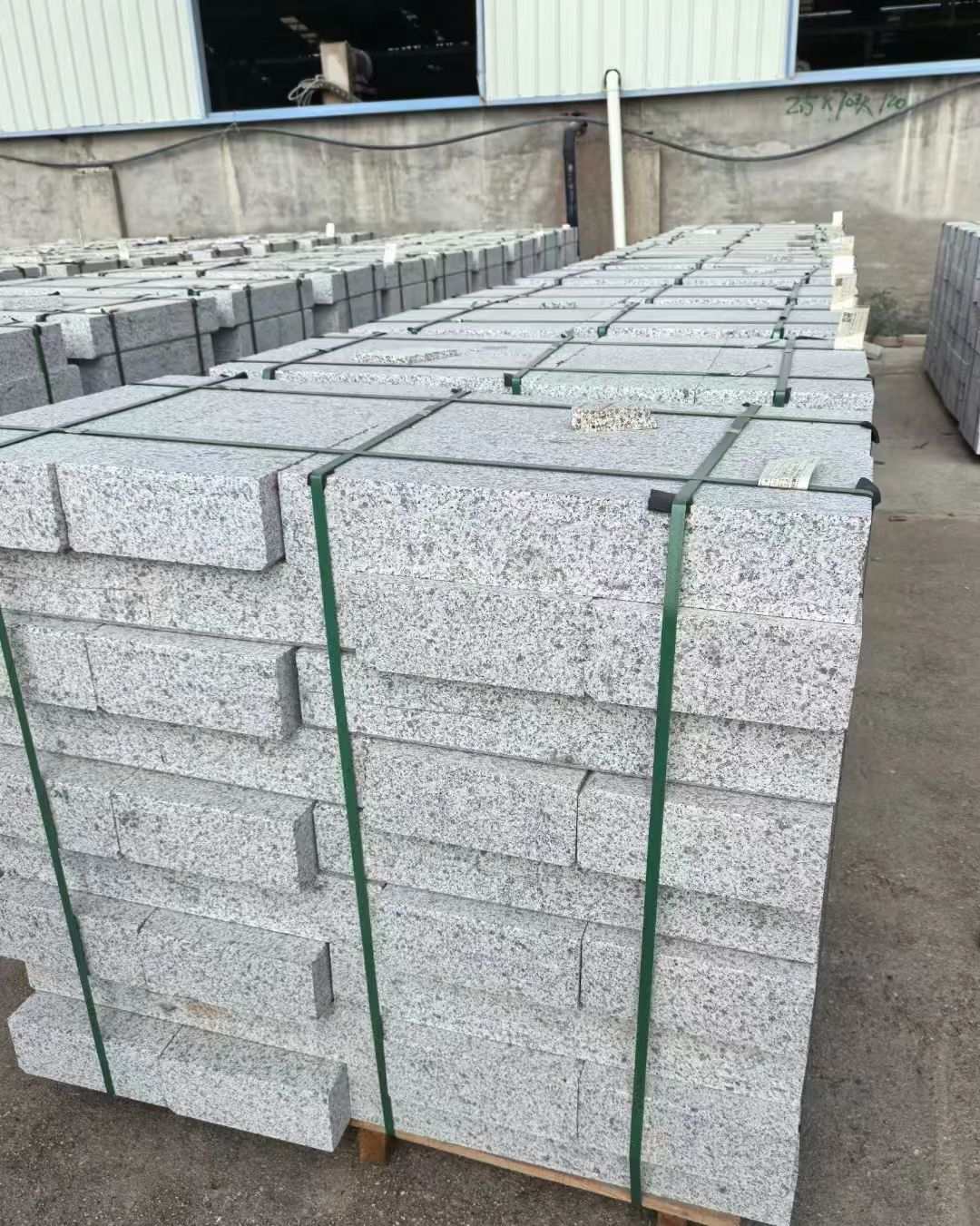 曲靖 白麻花岗岩路沿石，弧形路沿石，道牙石，马路牙子，界石，路缘石，平沿石，直岩石，平缘石等