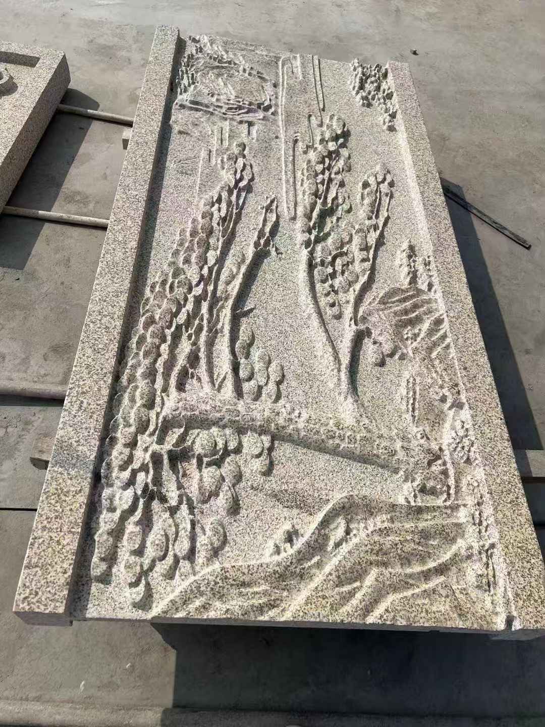 曲靖 黄金麻雕刻板浮雕迎客松