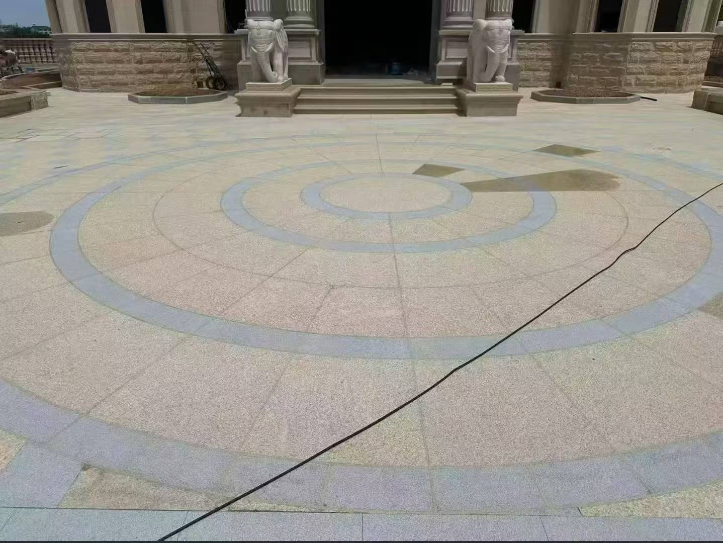 曲靖 黄金麻芝麻灰花岗岩石材地铺拼接效果