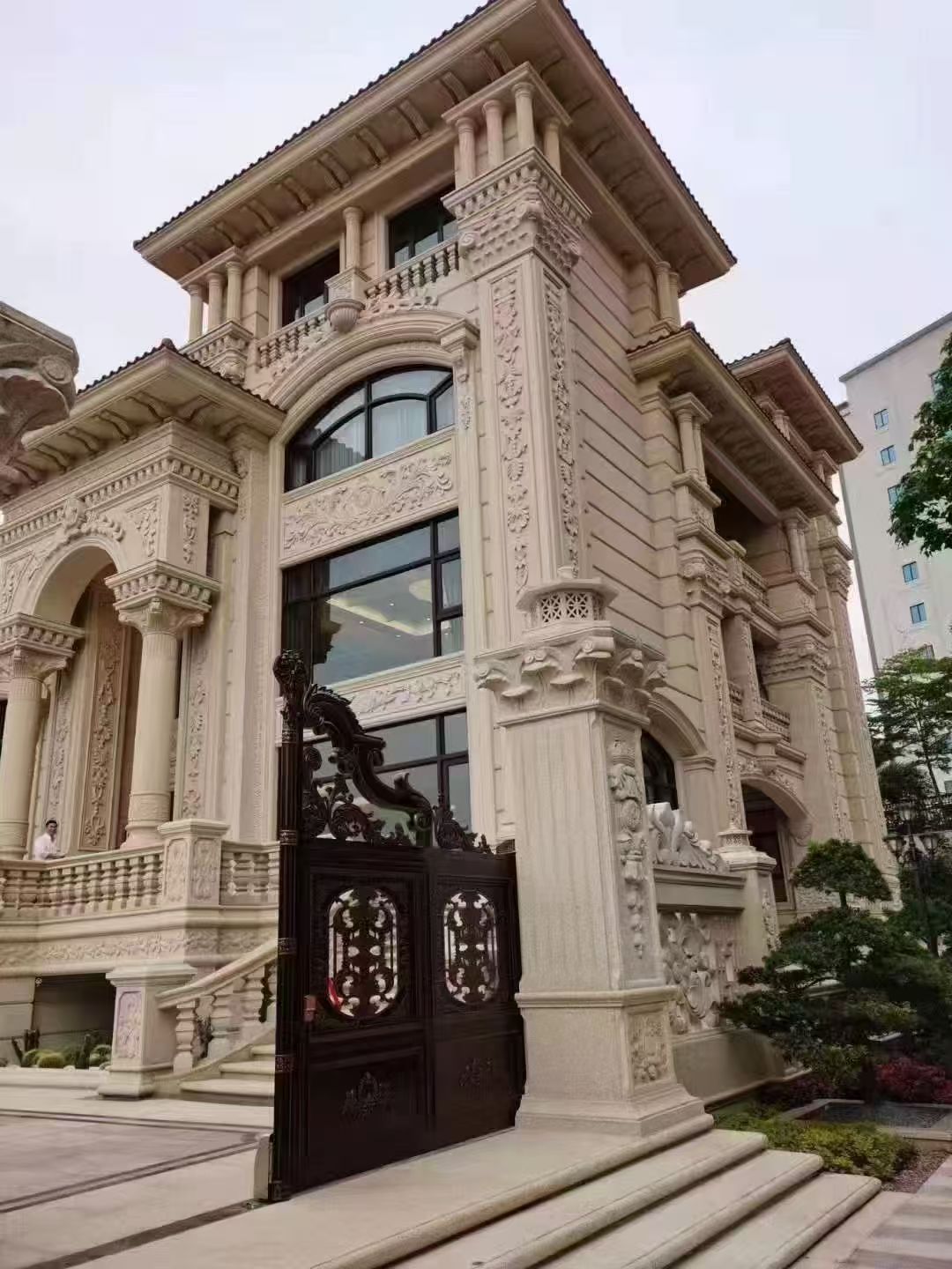 曲靖 黄金麻花岗岩别墅外墙干挂效果展示