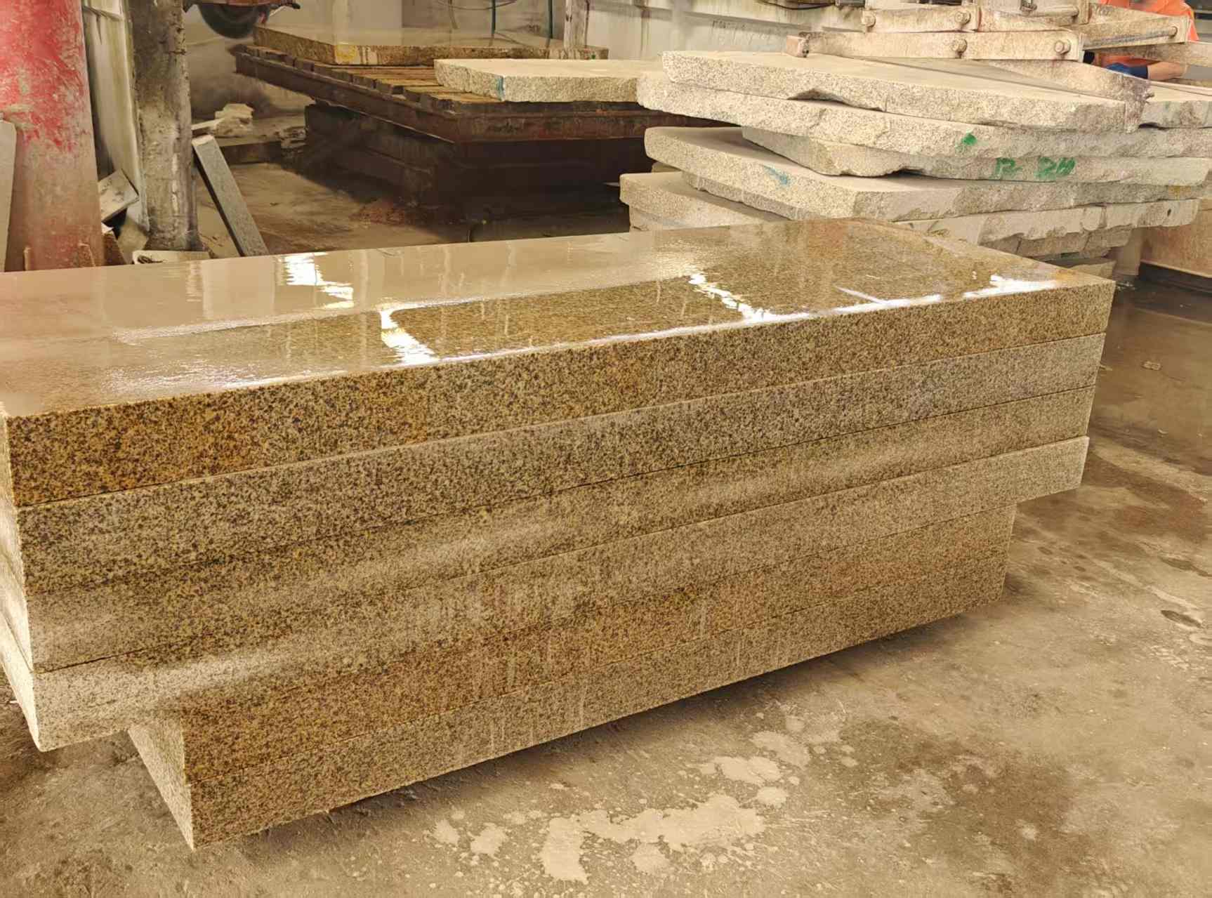 曲靖 黄金麻栏杆料半成品加工中